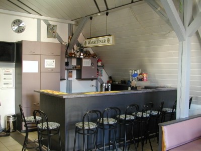 Bild vom Aufenthaltsraum, das die Bar mit etwa zehn Plätzen zeigt